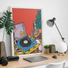 Affiche murale design Pastielle 24h du Disco – affiche colorée représentant une table avec une platine vinyle sur fond rouge, cadre posé sur un bureau avec plante, ordinateur et lampe