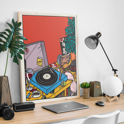 Affiche murale design Pastielle 24h du Disco – affiche colorée représentant une table avec une platine vinyle sur fond rouge, cadre posé sur un bureau avec plante, ordinateur et lampe