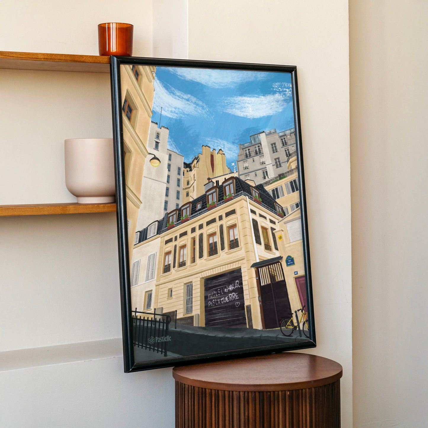 Tableau de Paris posé sur une table basse