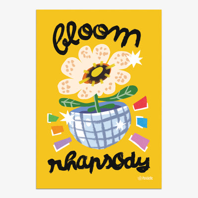 Affiche murale design Pastielle Bloom Rhapsody – affiche moderne et colorée représentant une grande fleur sur fond jaune