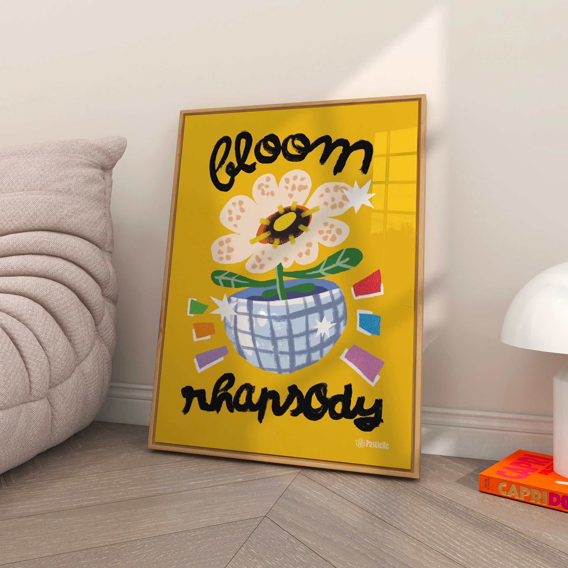 Affiche jaune Pastielle Bloom Rhapsody – affiche originale posée au sol près d’un fauteuil et d'une lampe