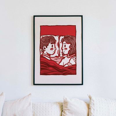 Affiche hors série Camille au dessus d'un lit dans un cadre. 