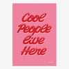 Affiche murale design Pastielle Cool People Live Here – affiche typographique représentant un texte rétro rouge sur fond rose