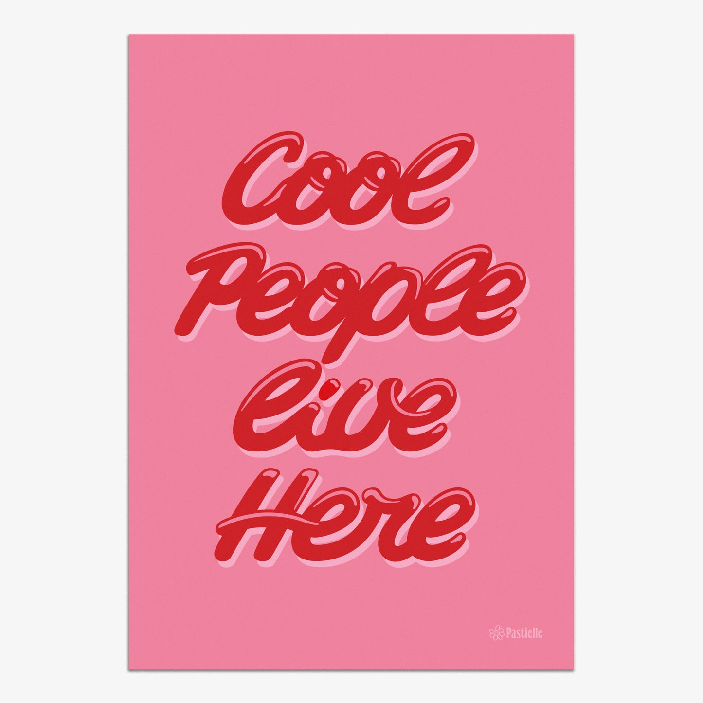 Affiche murale design Pastielle Cool People Live Here – affiche typographique représentant un texte rétro rouge sur fond rose