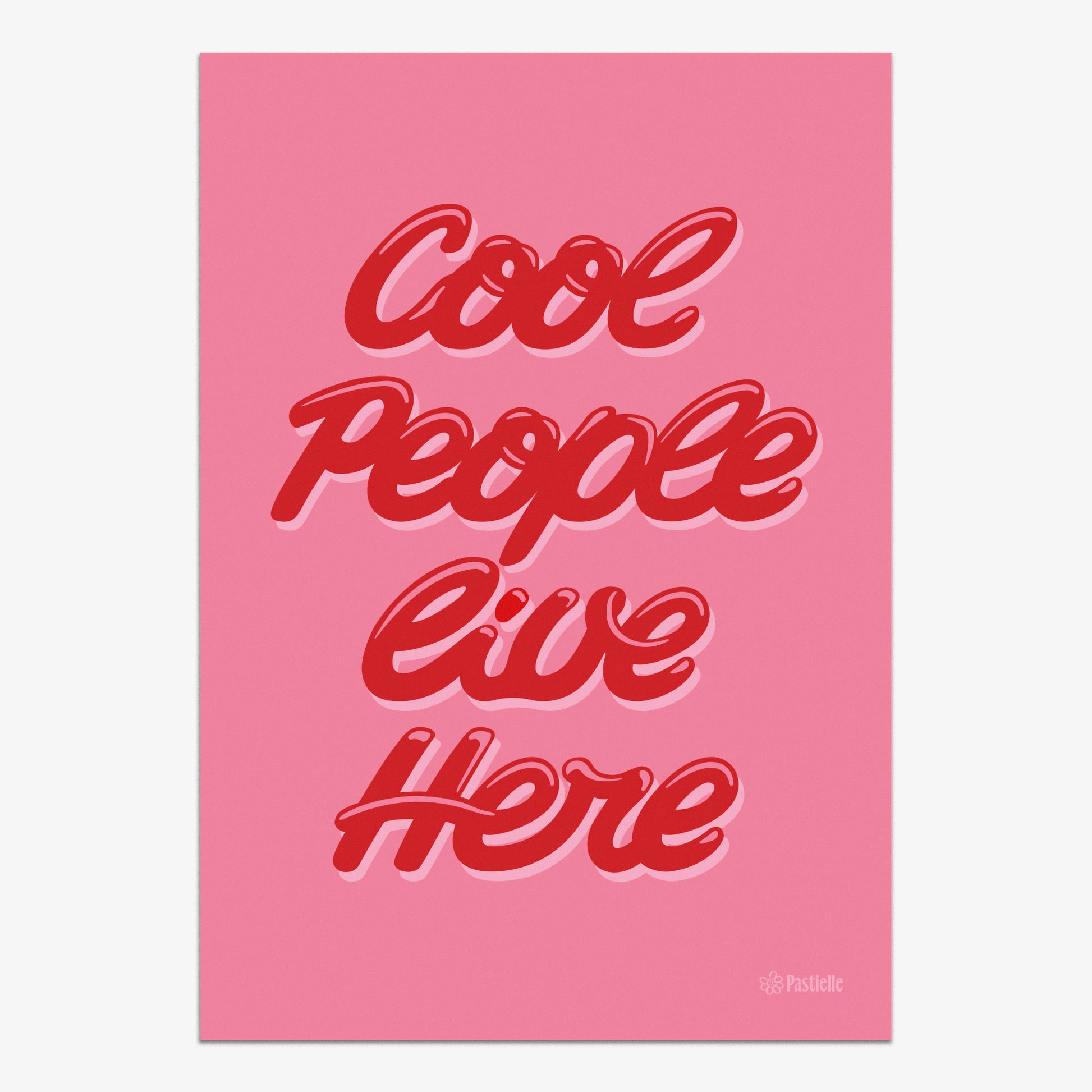 Affiche murale design Pastielle Cool People Live Here – affiche typographique représentant un texte rétro rouge sur fond rose