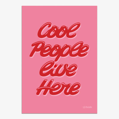 Affiche murale design Pastielle Cool People Live Here – affiche typographique représentant un texte rétro rouge sur fond rose