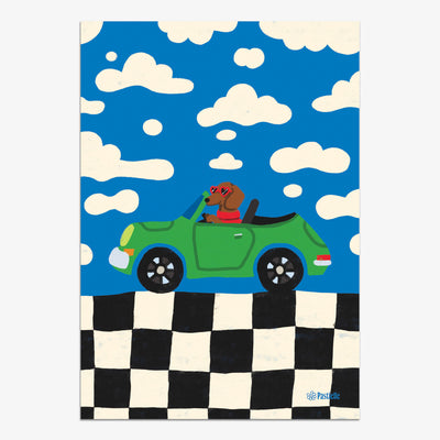 Affiche d'un chien conduisant une voiture verte, en bas de l'image un damier noir et blanc et au dessus un ciel bleu avec des nuages