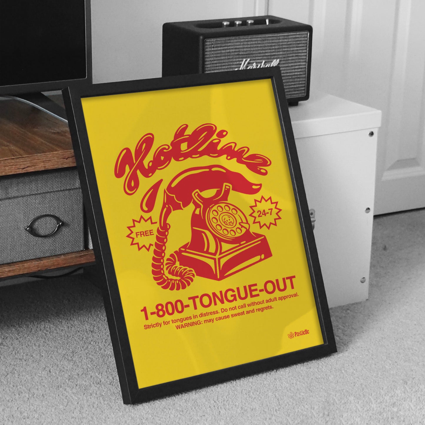 Affiche Pastielle Hotline – affiche rétro illustrée d’un téléphone rouge sur fond jaune, cadre posé sur un tapis avec une enceinte et une télévision