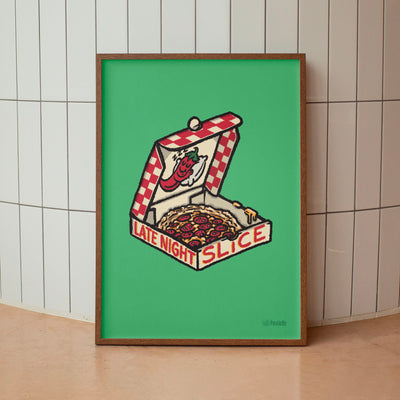 Affiche Late night slice représentant carton de pizza, le cadre posé au sol devant un mur en carreaux blancs