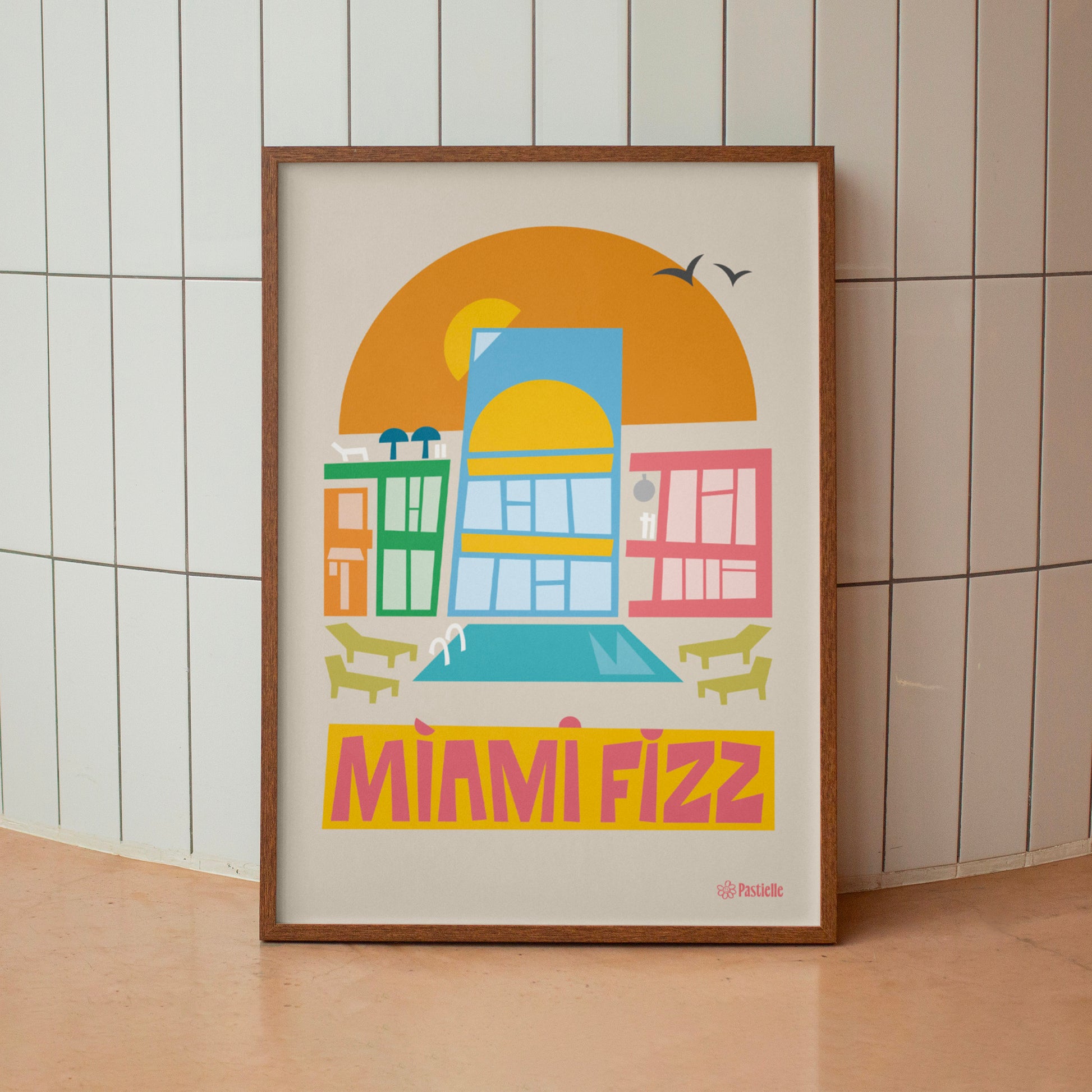 Affiche murale design Pastielle Miami Fizz – affiche moderne et colorée inspirée de l’ambiance rétro de Miami, cadre posé au sol devant un mur en carreaux blancs