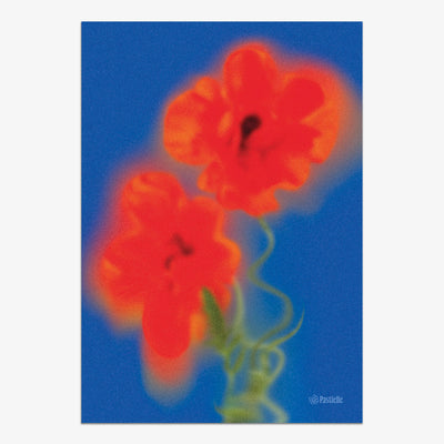 Affiche murale design Pastielle Poppy – affiche moderne représentant des fleurs rouges floues sur fond bleu dans un style abstrait