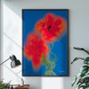 Affiche bleue Pastielle Poppy, fleurs rouges floues sur fond bleu dans un style abstrait, au mur d'un bureau avec une plante