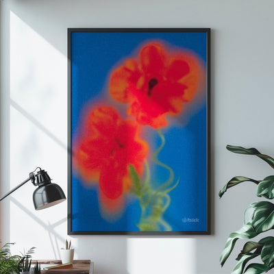 Affiche bleue Pastielle Poppy, fleurs rouges floues sur fond bleu dans un style abstrait, au mur d'un bureau avec une plante