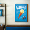 Affiche murale Pastielle Vaniglia – affiche rétro représentant une glace sur fond bleu, cadre au mur d'un salon avec meubles en bois et banquette bleue