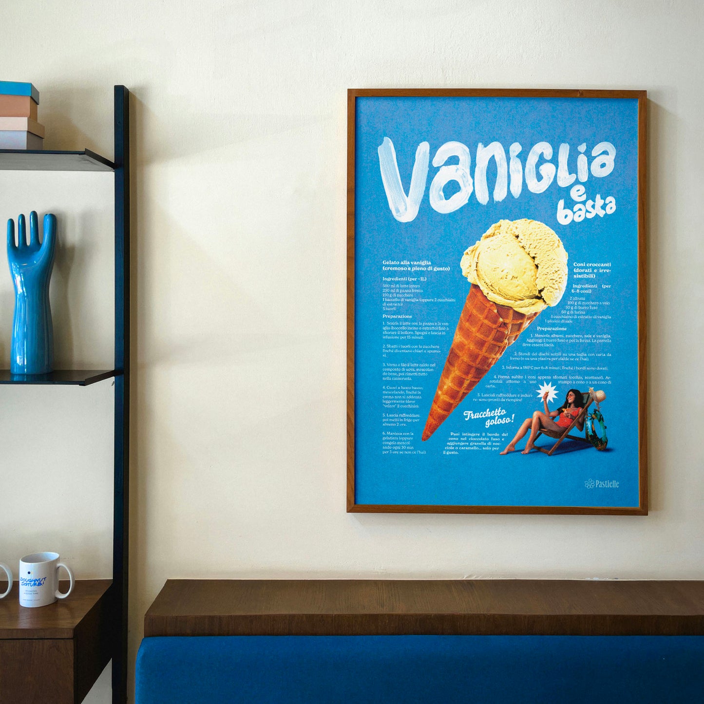 Affiche murale Pastielle Vaniglia – affiche rétro représentant une glace sur fond bleu, cadre au mur d'un salon avec meubles en bois et banquette bleue