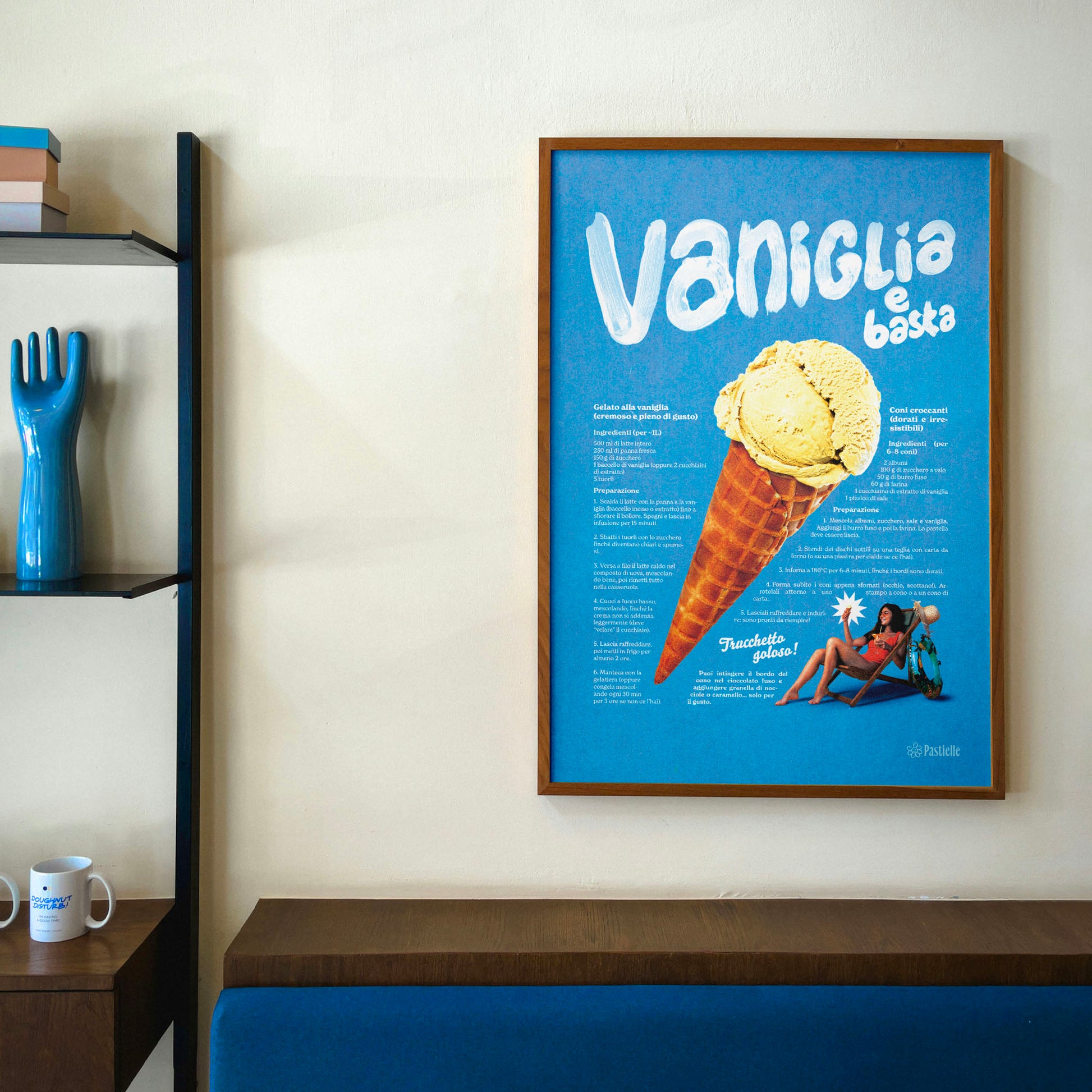 Affiche murale Pastielle Vaniglia – affiche rétro représentant une glace sur fond bleu, cadre au mur d'un salon avec meubles en bois et banquette bleue