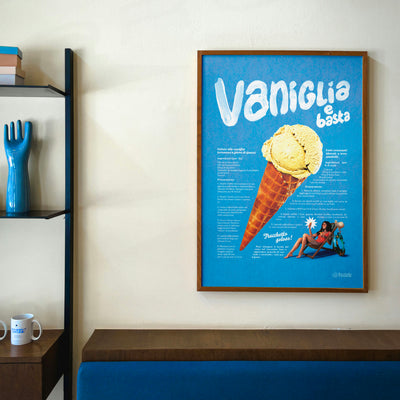 Affiche murale Pastielle Vaniglia – affiche rétro représentant une glace sur fond bleu, cadre au mur d'un salon avec meubles en bois et banquette bleue