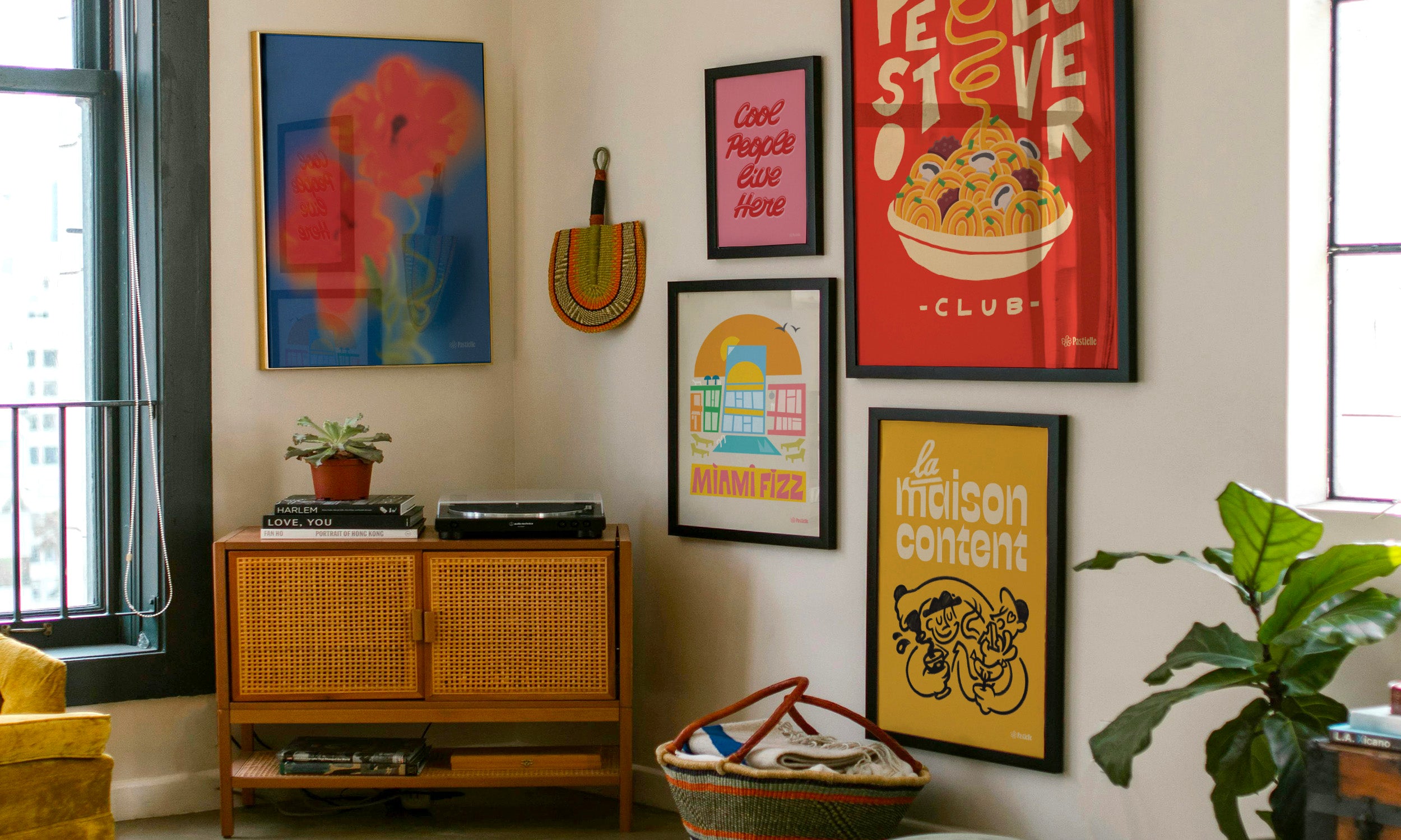 Mur de salon avec affiches murales design Pastielle — Miami Fizz, Pesto Lovers Club et La Maison Content